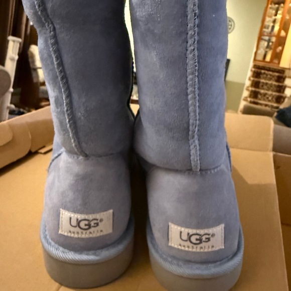 New Ugg Classic Short-Women’s 5825 size 10 in rare cornflower blue - Picture 1 of 5